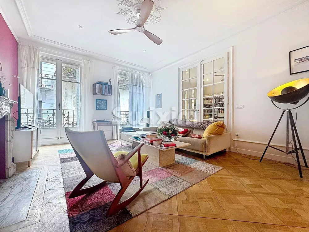 Salon; parquet, lumière naturelle, style moderne