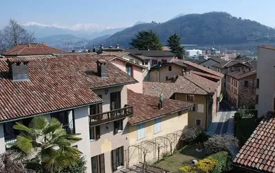 Kuchyně; kuchyňské spotřebiče, dřevěná podlaha, přirozené světlo, moderní styl