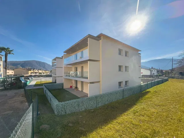 Küche; küchengeräte, holzboden, tageslicht, moderner stil