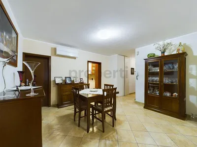 Keuken; keukenapparatuur, houten vloer, natuurlijk licht, moderne stijl