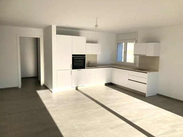 Küche; küchengeräte, holzboden, tageslicht, moderner stil