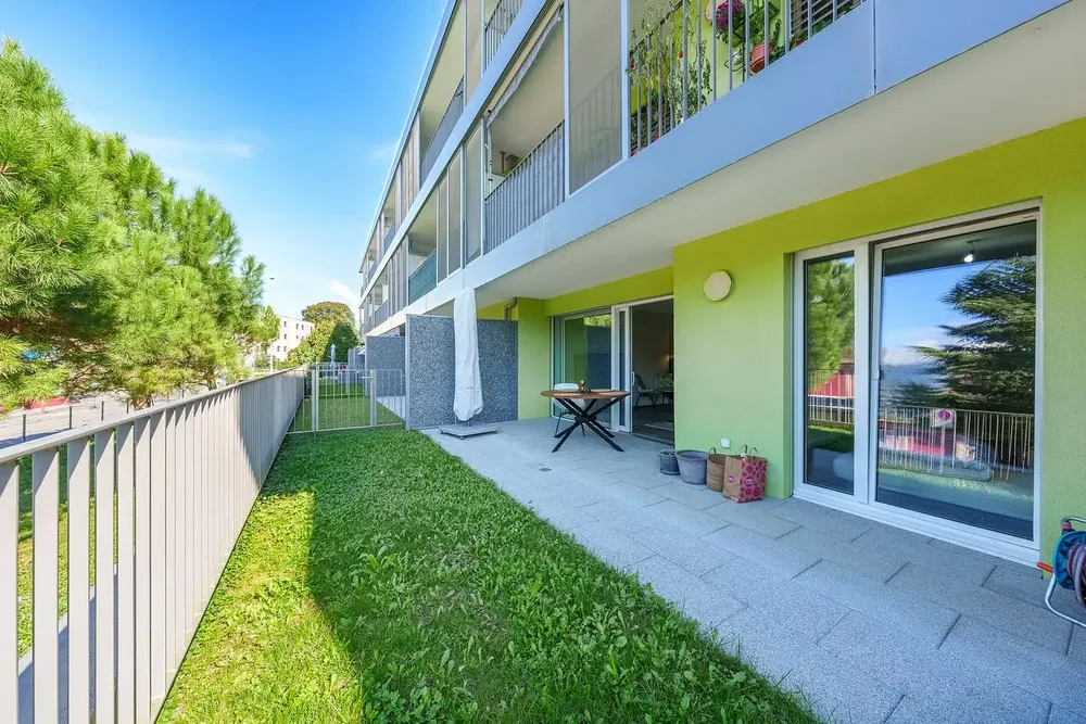 Obývací pokoj; dřevěná podlaha, přirozené světlo, moderní styl