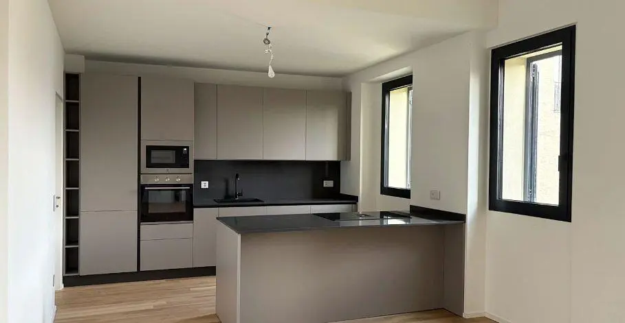 Wohnzimmer; holzboden, tageslicht, moderner stil