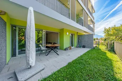 Kuchyně; kuchyňské spotřebiče, dřevěná podlaha, přirozené světlo, moderní styl