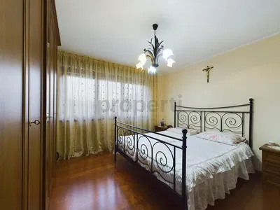 Woonkamer; houten vloer, natuurlijk licht, moderne stijl