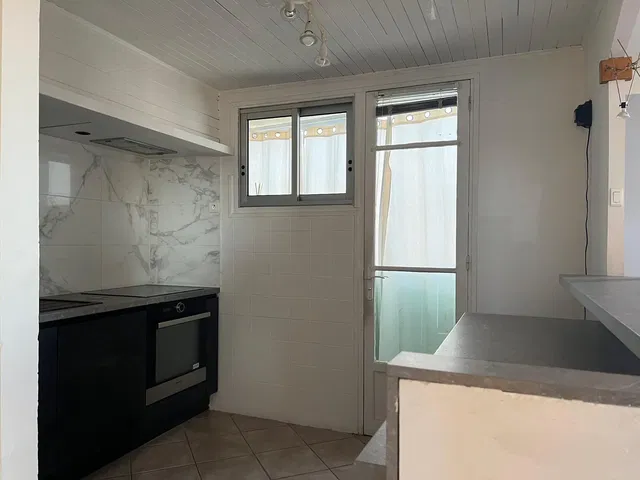 Кухня; кухненски уреди, дървен под, естествена светлина, модерен стил