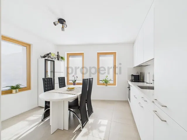 Küche; küchengeräte, holzboden, tageslicht, moderner stil