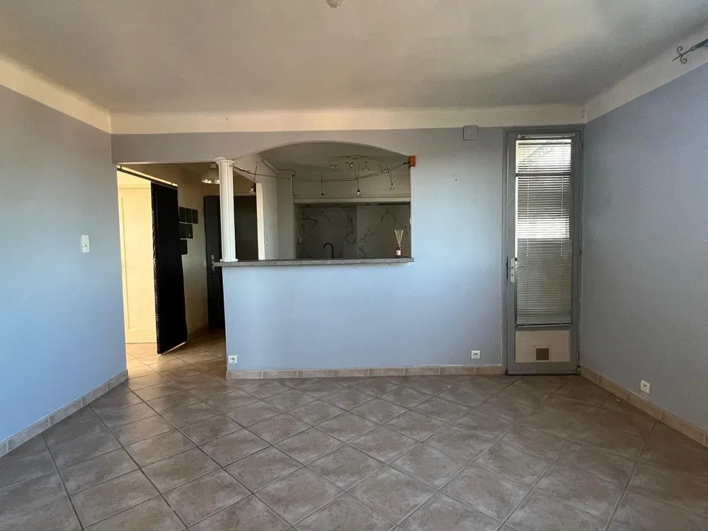 Кухиња; кухињски апарати, дрвени под, природно светло, модерни стил