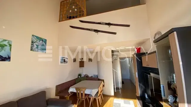 Küche; küchengeräte, holzboden, tageslicht, moderner stil