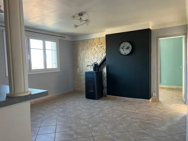 Кухня; кухненски уреди, дървен под, естествена светлина, модерен стил