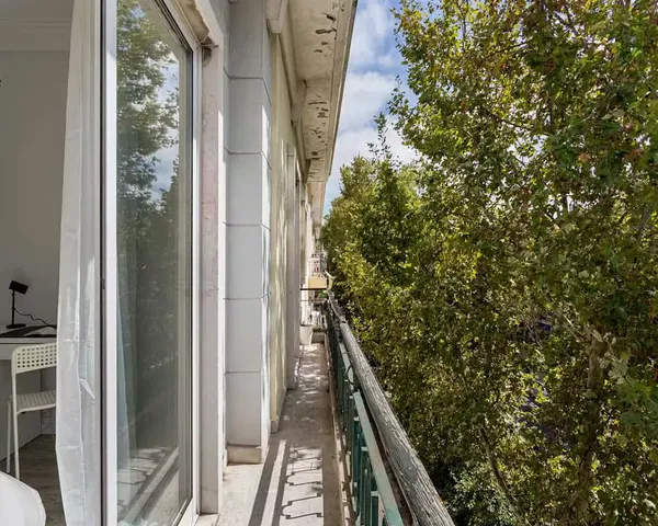 Küche; küchengeräte, holzboden, tageslicht, moderner stil