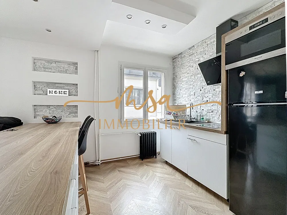 Küche; küchengeräte, holzboden, tageslicht, moderner stil