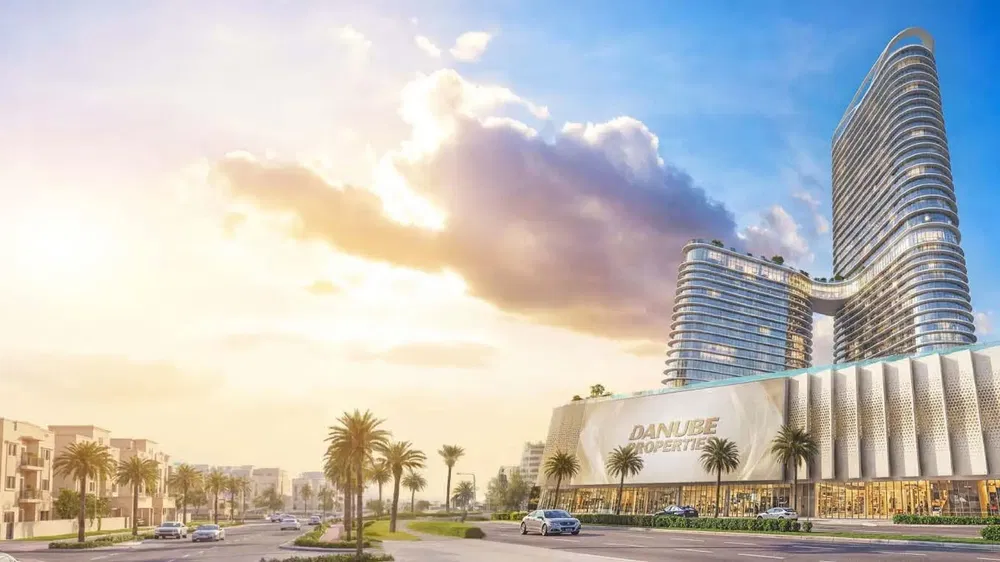 Кухиња; кухињски апарати, дрвени под, природно светло, модерни стил