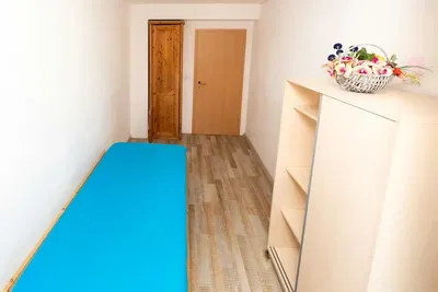 Sala de estar; chão de madeira, luz natural, estilo moderno