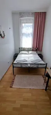 Küche; küchengeräte, holzboden, tageslicht, moderner stil