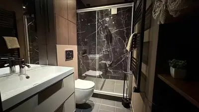 Küche; küchengeräte, holzboden, tageslicht, moderner stil