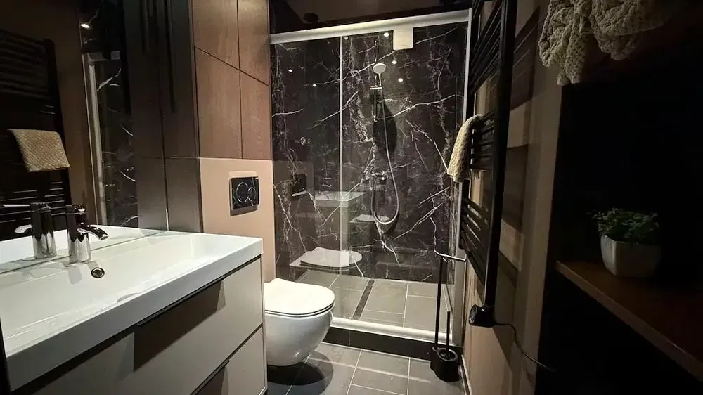 Cuisine; électroménager, parquet, lumière naturelle, style moderne