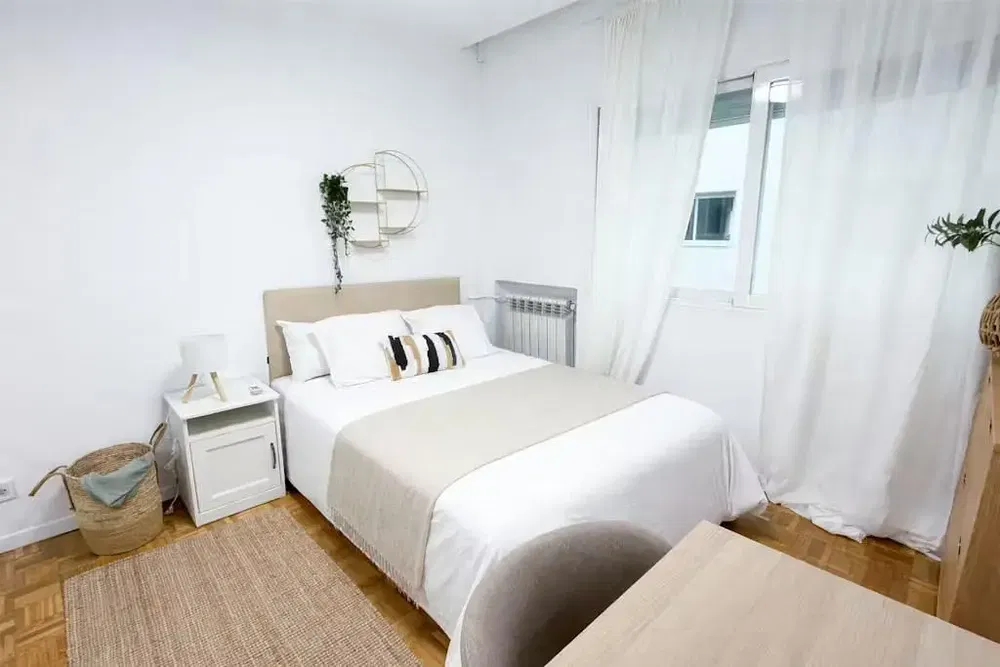 Küche; küchengeräte, holzboden, tageslicht, moderner stil