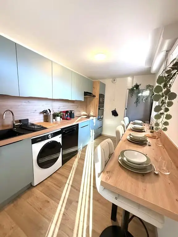 Cuisine; électroménager, parquet, lumière naturelle, style moderne