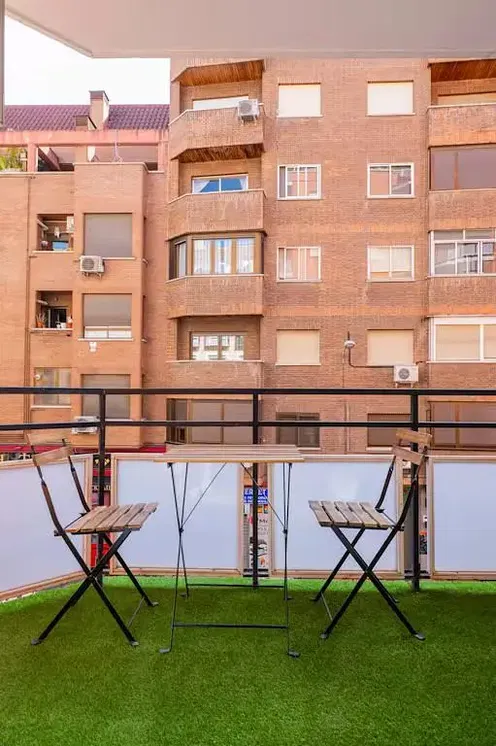 Кухиња; кухињски апарати, дрвени под, природно светло, модерни стил