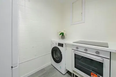 Κουζίνα; συσκευές κουζίνας, ξύλινο πάτωμα, φυσικό φως, μοντέρνο στυλ