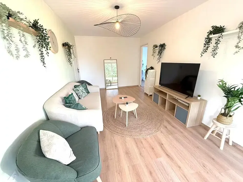 Kuchyně; kuchyňské spotřebiče, dřevěná podlaha, přirozené světlo, moderní styl