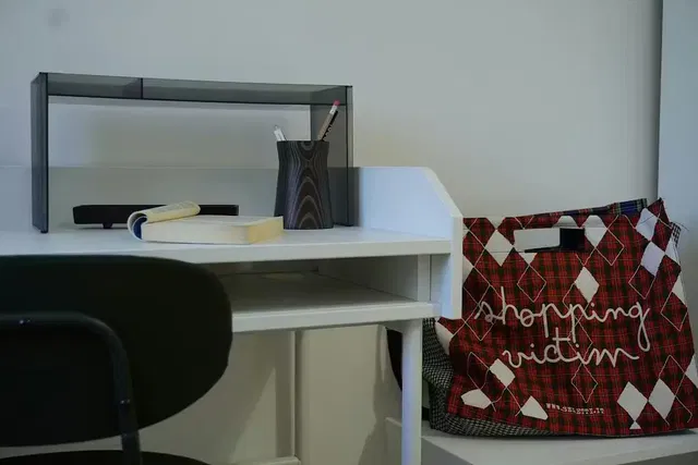 Küche; küchengeräte, holzboden, tageslicht, moderner stil