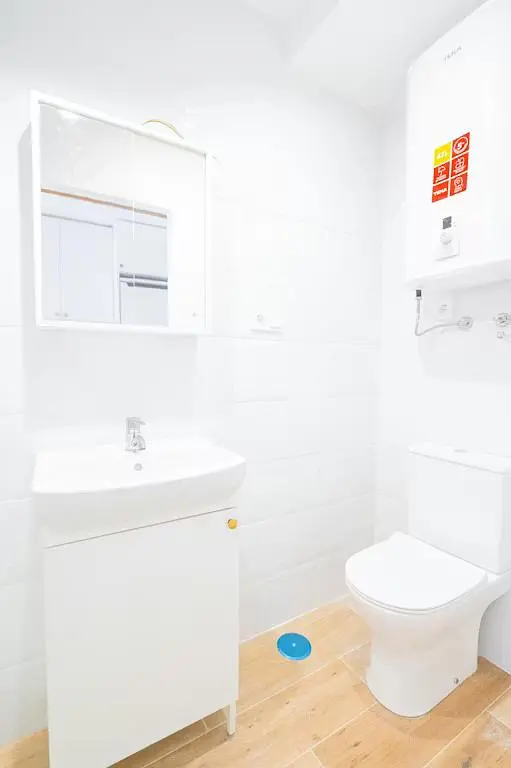 Küche; küchengeräte, holzboden, tageslicht, moderner stil