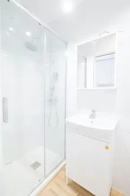 Küche; küchengeräte, holzboden, tageslicht, moderner stil