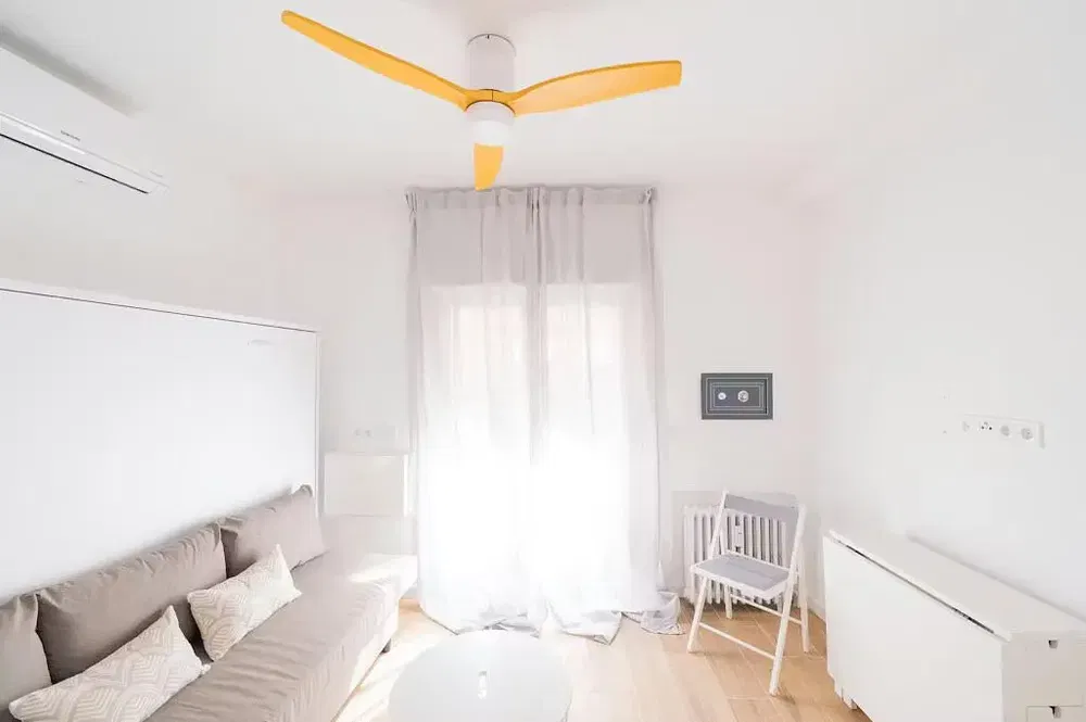 Küche; küchengeräte, holzboden, tageslicht, moderner stil