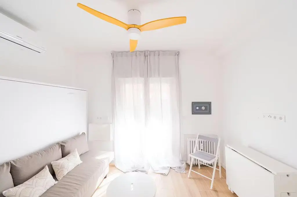 Küche; küchengeräte, holzboden, tageslicht, moderner stil