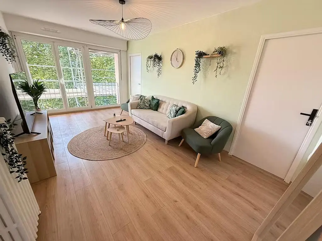 Obývací pokoj; dřevěná podlaha, přirozené světlo, moderní styl