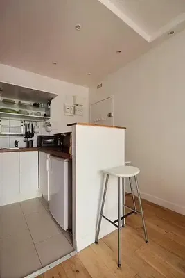 Kuhinja; kuhinjski aparati, drveni pod, prirodno svjetlo, moderni stil