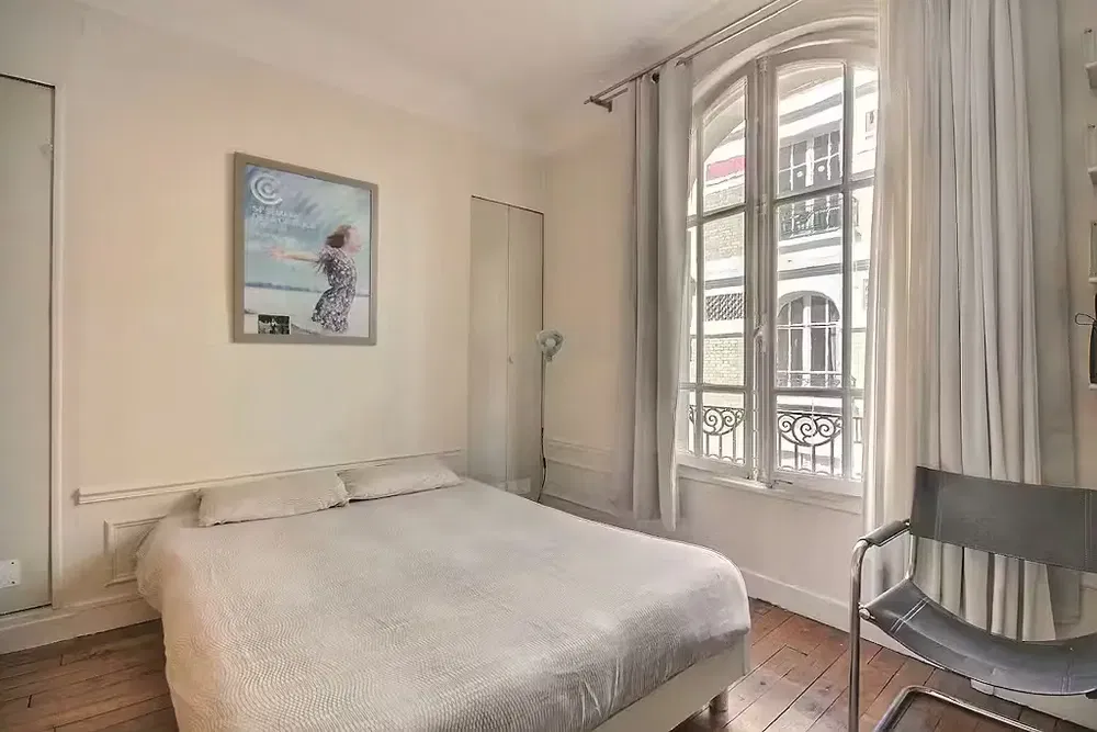 Cuisine; électroménager, parquet, lumière naturelle, style moderne