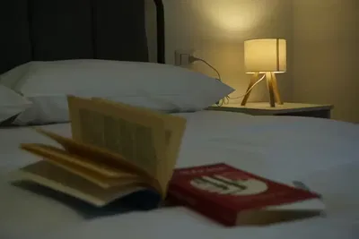 Küche; küchengeräte, holzboden, tageslicht, moderner stil