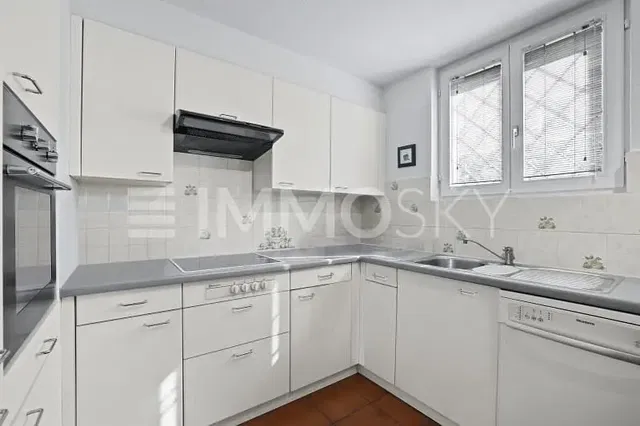 Küche; küchengeräte, holzboden, tageslicht, moderner stil