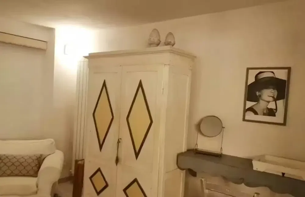 Cozinha; eletrodomésticos, chão de madeira, luz natural, estilo moderno