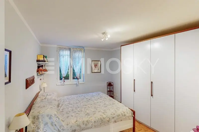 Küche; küchengeräte, holzboden, tageslicht, moderner stil