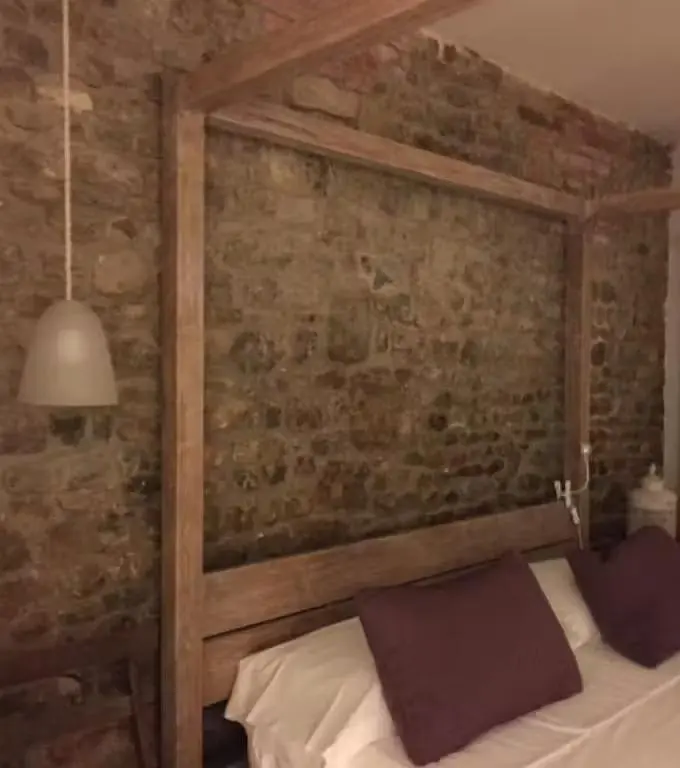 Kuhinja; kuhinjski aparati, drveni pod, prirodno svjetlo, moderni stil