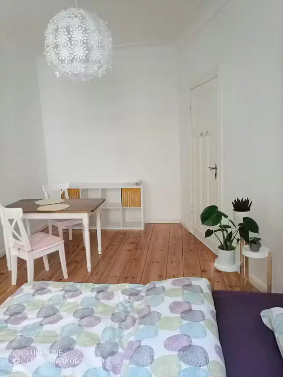 Wohnzimmer; holzboden, tageslicht, moderner stil