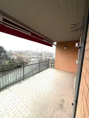 Kuhinja; kuhinjski aparati, drveni pod, prirodno svjetlo, moderni stil