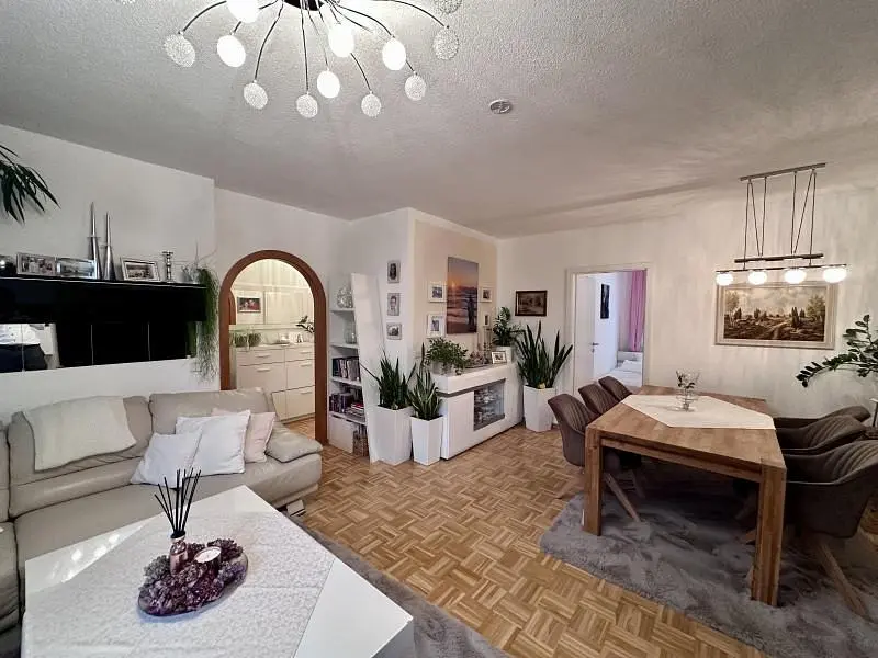 Wohnzimmer; holzboden, tageslicht, moderner stil