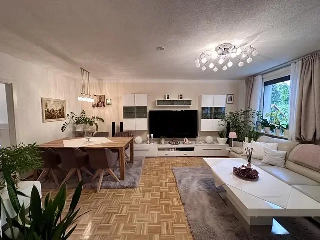 Küche; küchengeräte, holzboden, tageslicht, moderner stil