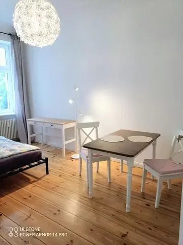 Kuchnia; sprzęt kuchenny, podłoga drewniana, światło dzienne, styl nowoczesny