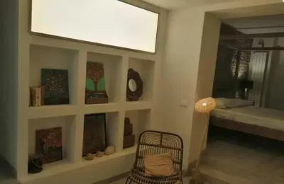 Cozinha; eletrodomésticos, chão de madeira, luz natural, estilo moderno