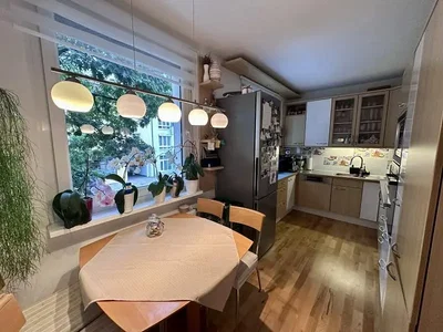 Wohnzimmer; holzboden, tageslicht, moderner stil