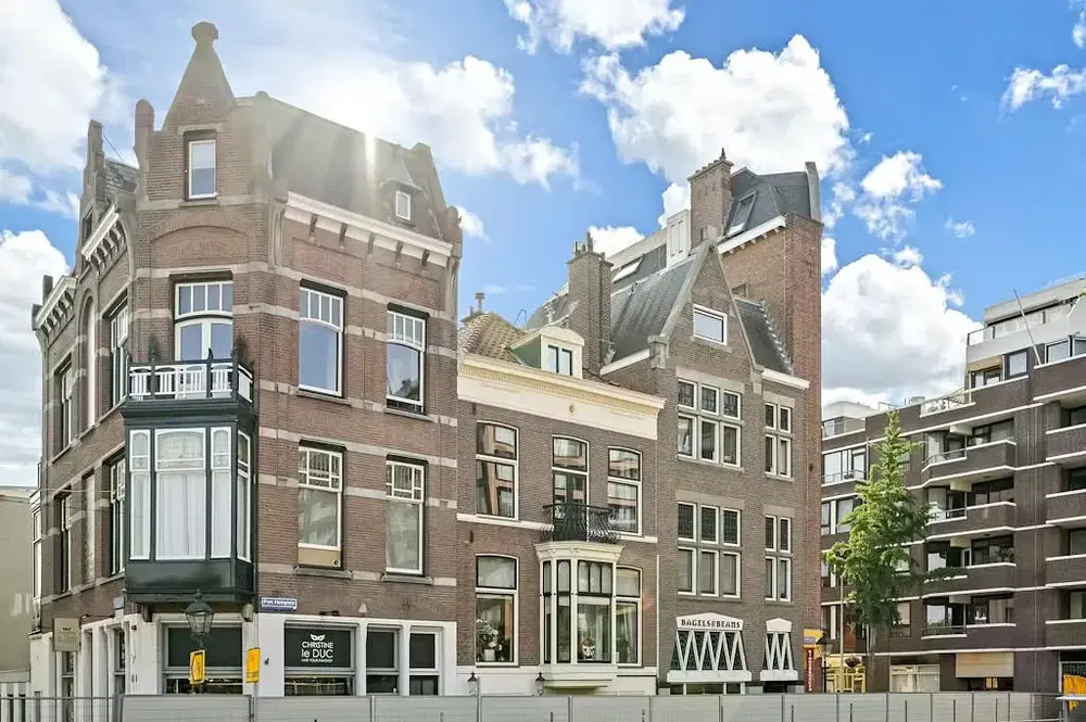 Küche; küchengeräte, holzboden, tageslicht, moderner stil