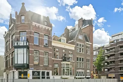 Küche; küchengeräte, holzboden, tageslicht, moderner stil