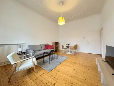 Кухня; кухненски уреди, дървен под, естествена светлина, модерен стил