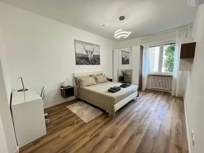 Cuisine; électroménager, parquet, lumière naturelle, style moderne